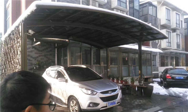 2018年大雪，讓劣質車棚雨棚顯露原形