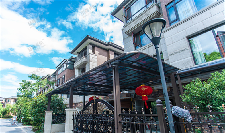 遮陽(yáng)雨棚用這種材質(zhì)，不僅耐用還實(shí)用
