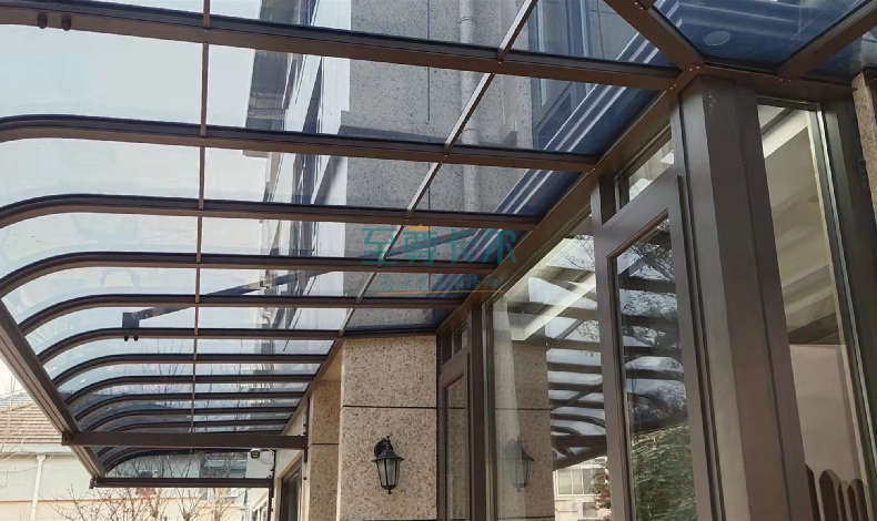 聚碳酸酯板是什么？為什么有“不碎玻璃”的稱號？